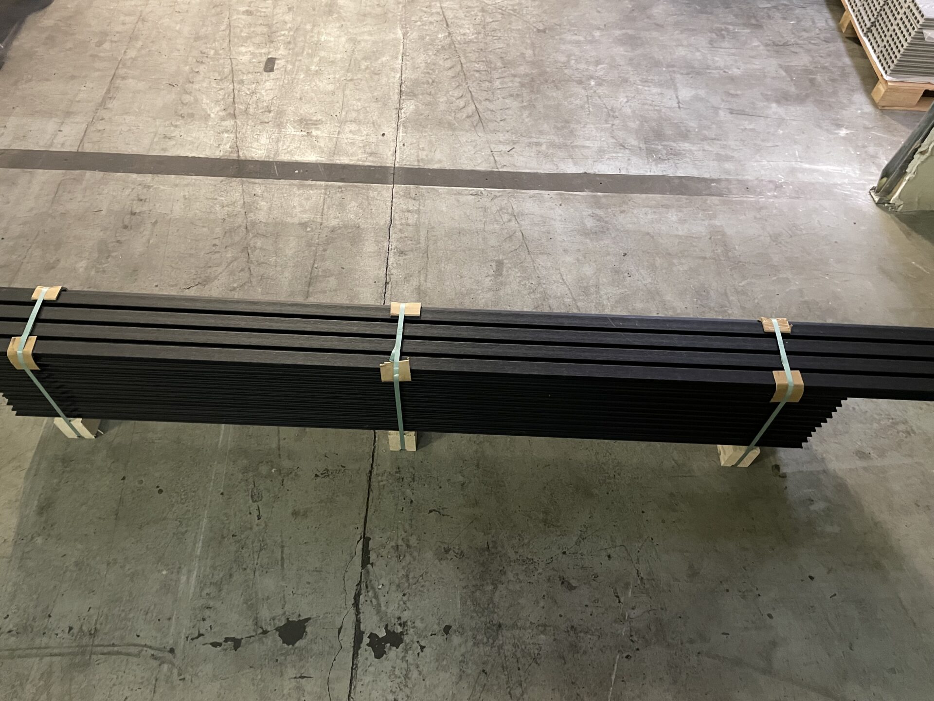 RESTPARTI, Lamel 3D med PE plast, Sort, - 28×219×2200 mm, 11 stk., ca. 5 m2