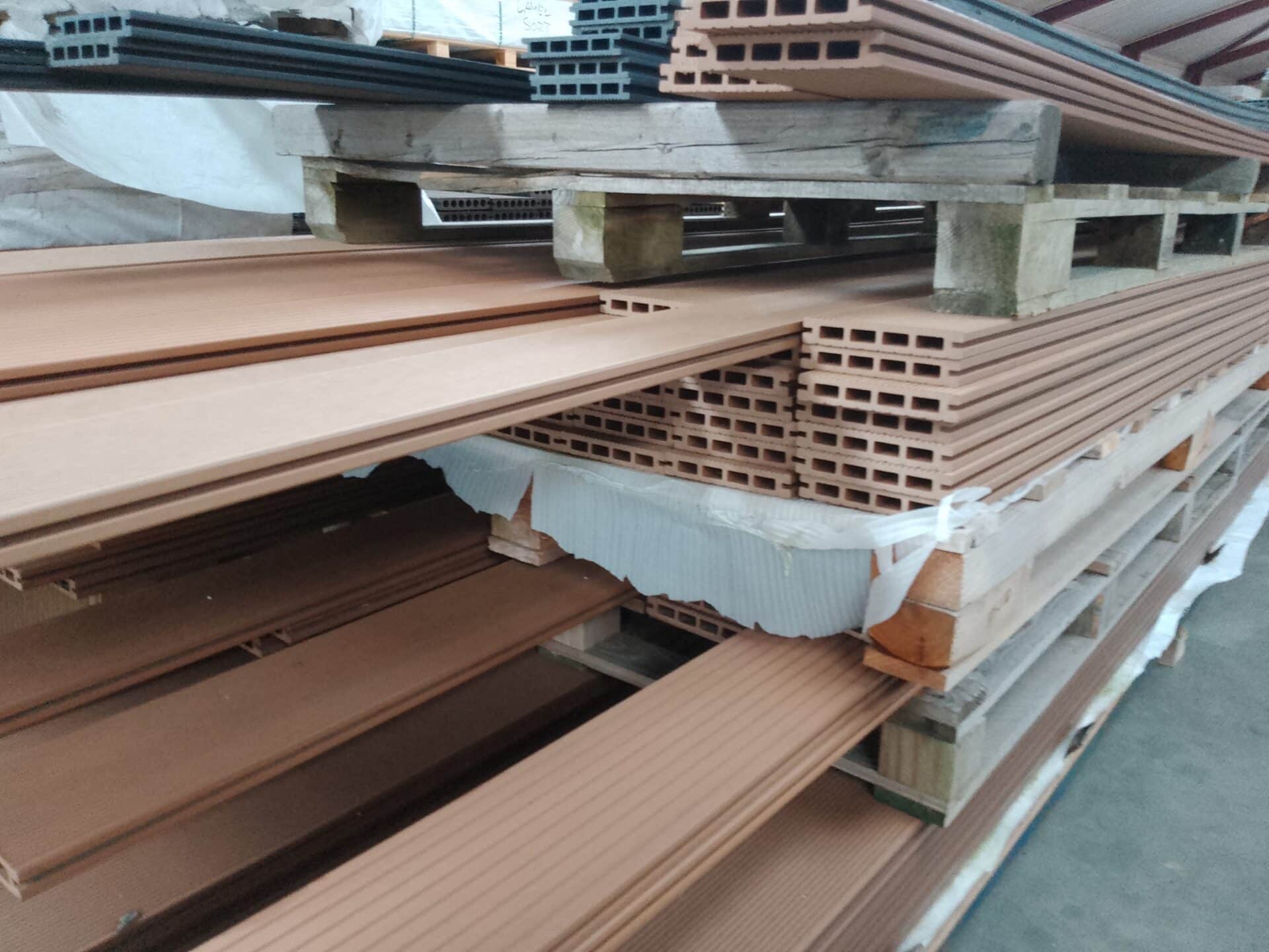 RESTPARTI, Italien Komposit Terrassebrædder 25x150 mm, Lys brun, ca. 28 m2, OUTLET