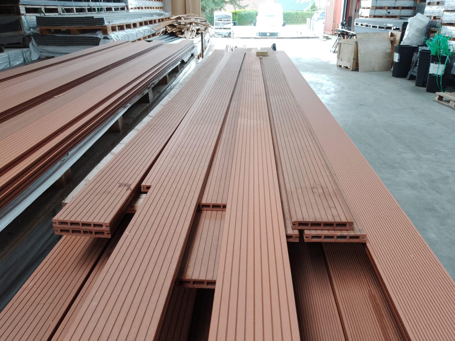 RESTPARTI, Italien Komposit Terrassebrædder 25x150 mm, Teak, ca. 25 m2, OUTLET