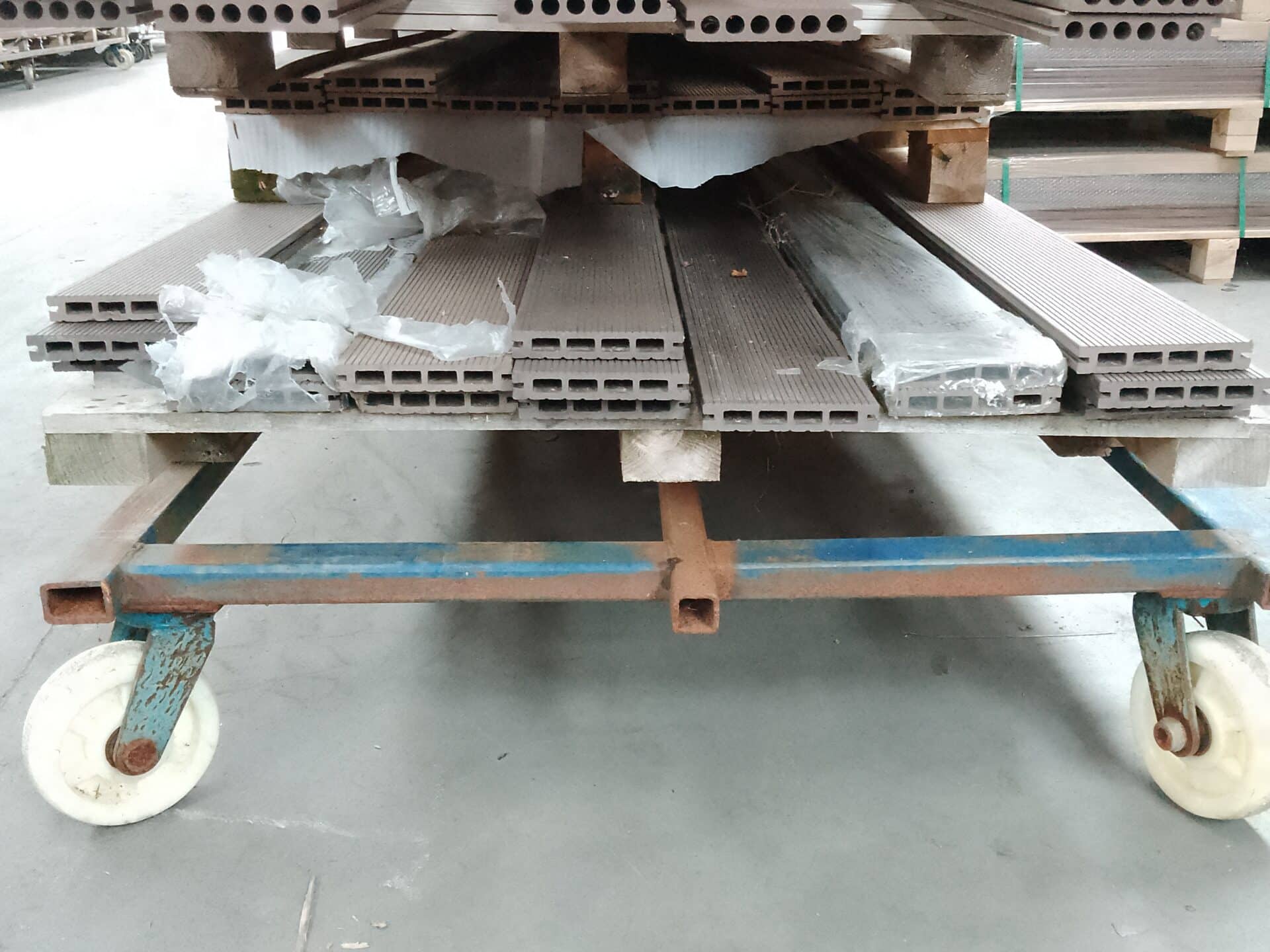 RESTPARTI, Italien Komposit Terrassebrædder 25x150 mm, Mørk brun, ca. 14m2, OUTLET