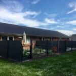 Moderne komposit hegn sort